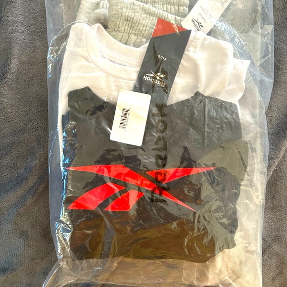 ❌SOLD❌Reebok Boys 3 Piece Set - 2 Long Sleeve Basketball  T-Shirt Size 5 and 1 - Picture 11 of 12